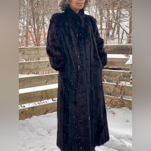 Luxurious Full length Black Mink Fur Coat - Picture 3 of 12